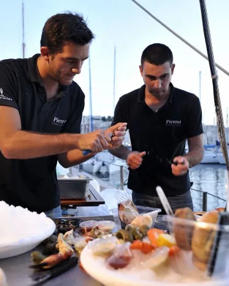 Deux écaillers de Pierrot Coquillages composent un plateau de fruits de mer et ouvrent des huîtres fraîches. traiteur marseille