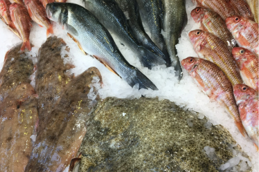 L'étal de poissons sauvages chez Pierrot Coquillages.
