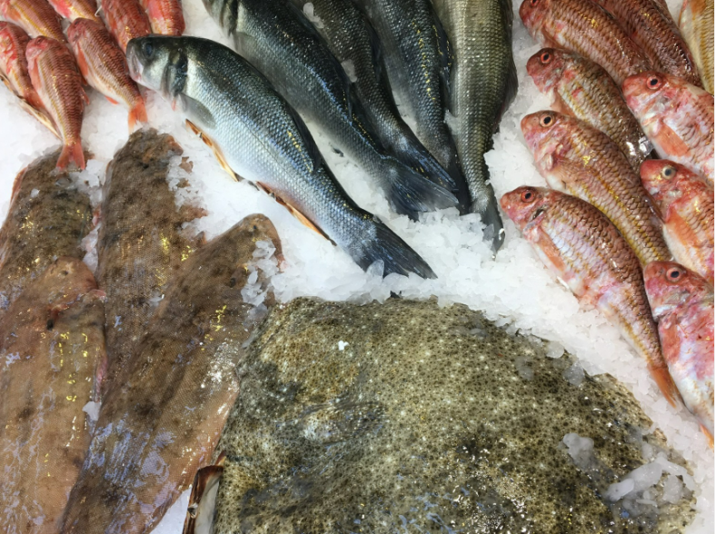 L'étal de poissons sauvages chez Pierrot Coquillages.