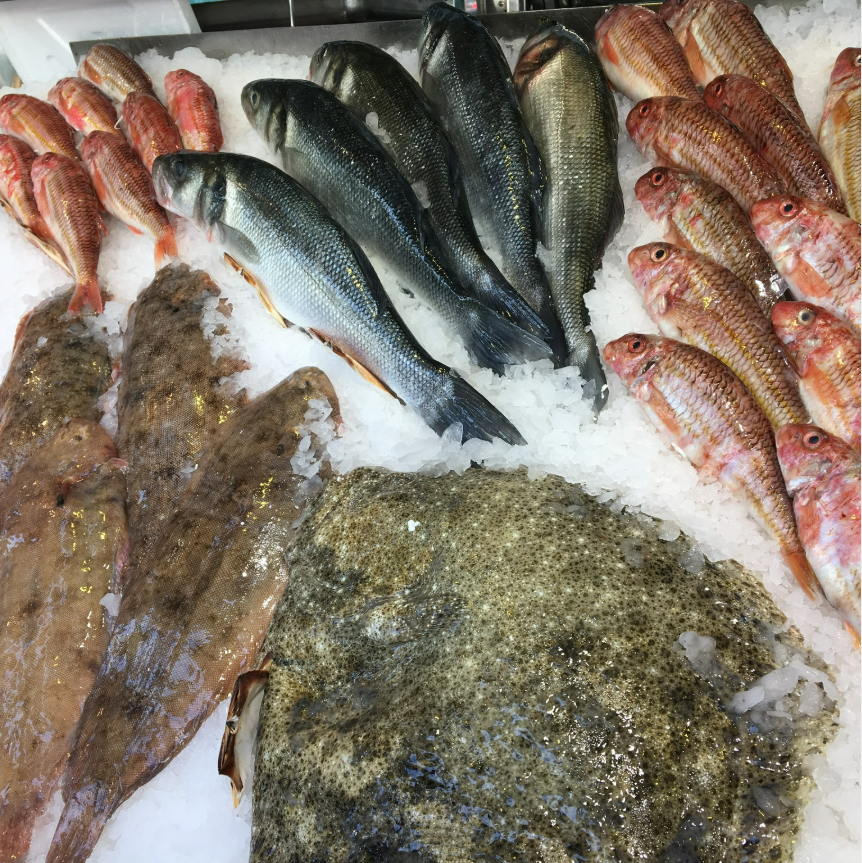 L'étal de poissons sauvages chez Pierrot Coquillages.