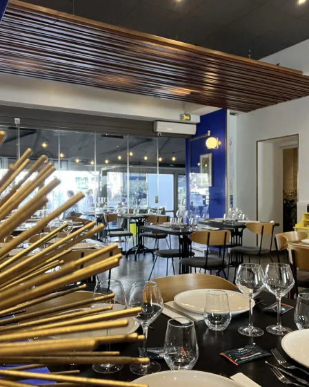Intérieur du restaurant Pierrot Coquillages à Marseille, cadre chaleureux pour déguster des fruits de mer frais.