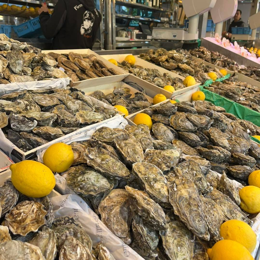L'étal Pierrot Coquillages à Marseille.