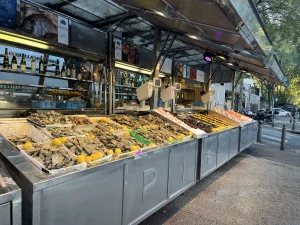 L'épicerie fine Pierrot Coquillages à Marseille.