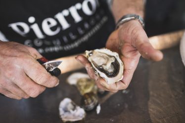 L'ouverture d'une huitre par un écailler Pierrot Coquillages.